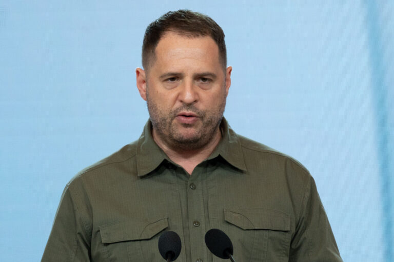 Щоб Росія не спробувала вдатися до нових актів агресії, Україна має стати міцним форпостом Європи, уособленням сили й сучасності – Андрій Єрмак на Міжнародному саміті міст та регіонів у Києві
