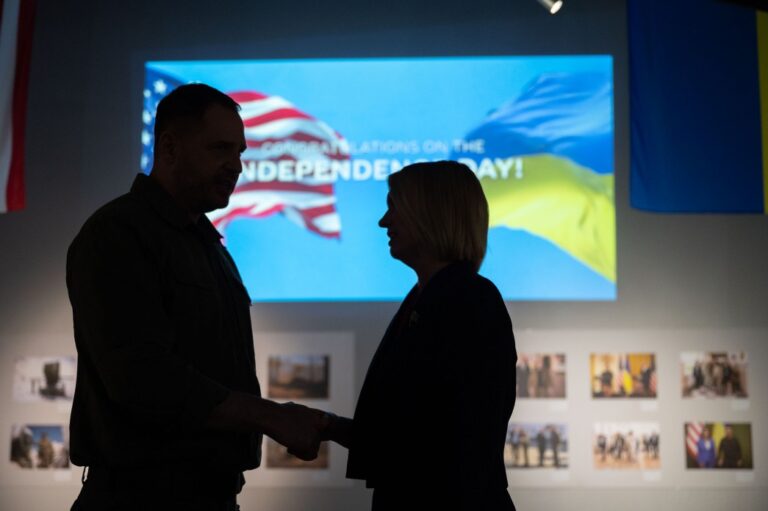 Chairman of the Presidium of the Congress Andriy Yermak, together with American diplomats and businessmen, visited an exhibition dedicated to Ukraine’s fight against Russian aggression and US assistance in this war