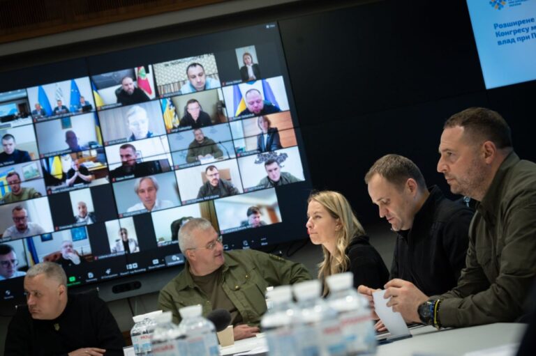 Щодо 36 з 37 проблем, озвучених на попередніх обласних засіданнях членів Конгресу Херсонщини та Харківщини, є позитивні результати вирішення, – Олексій Кулеба
