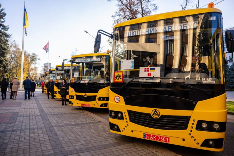 Громади Дніпропетровщини отримали чергову партію шкільних автобусів завдяки взаємодії Регіонального офісу міжнародного співробітництва, Уряду Данії та партнерських організацій