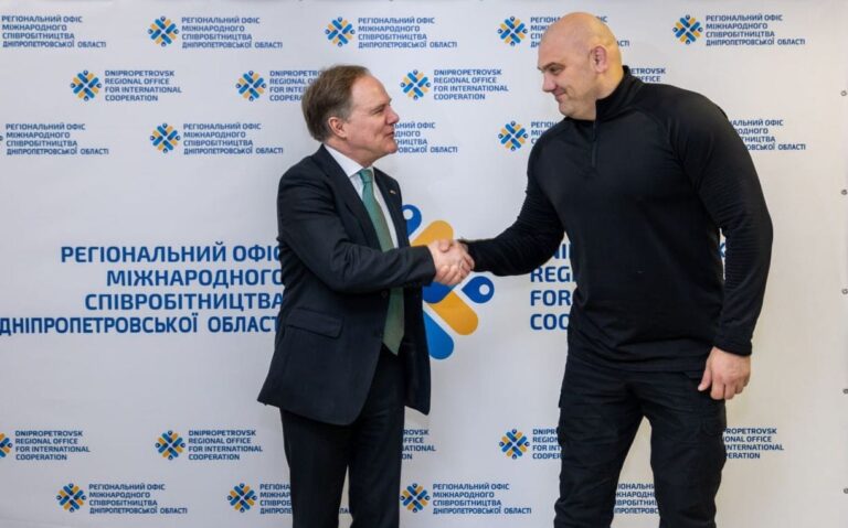 Вперше після призначення посол Великої Британії Мартін Гарріс відвідав Дніпропетровщину