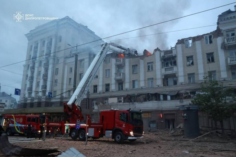 Володимир Зеленський: У Дніпрі тривають рятувальні роботи після російського удару, є загиблі