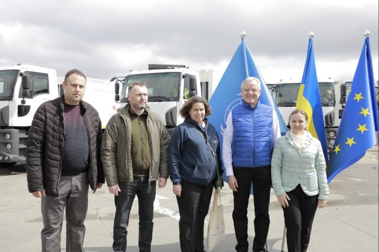 Шість громад Чернігівщини отримали спецтехніку для управління відходами