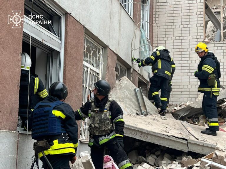 Чернігів потрапив під російський ракетний удар, триває рятувальна операція, — Володимир Зеленський