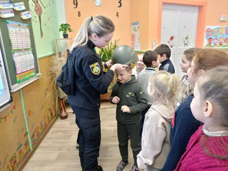 У Синельниківському районі Дніпропетровщини в 33 школах працюють офіцери безпеки 