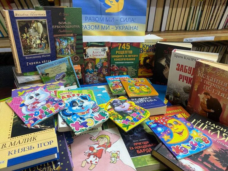 Надходять звідусіль: понад 500 книжок назбирали українці для розбомблених бібліотек Миколаївщини 