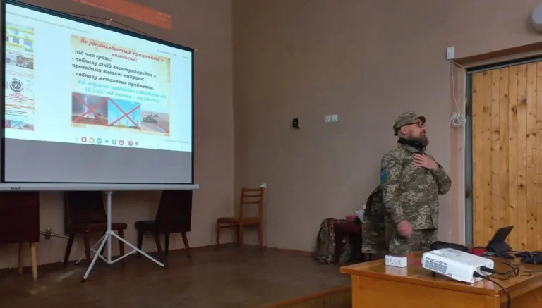 Підготовка до деокупації: на Луганщині співробітники РДА пройшли курси з підготовки до національного спротиву
