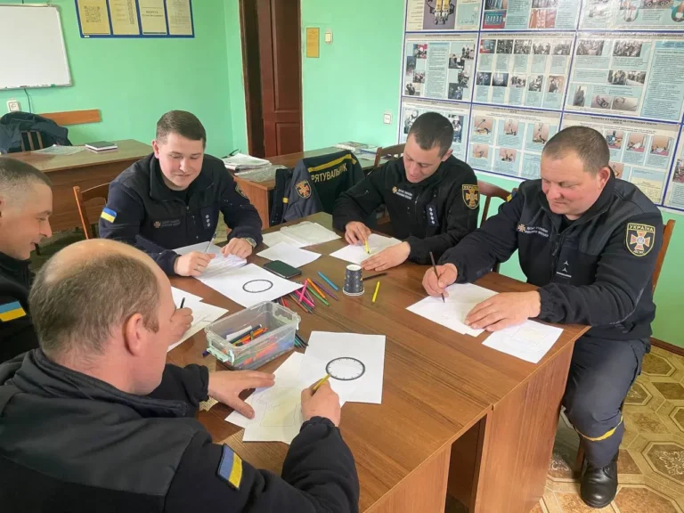 Рятувальники Вінниччини опановували навички самодопомоги та подолання стресу під час арт-терапії