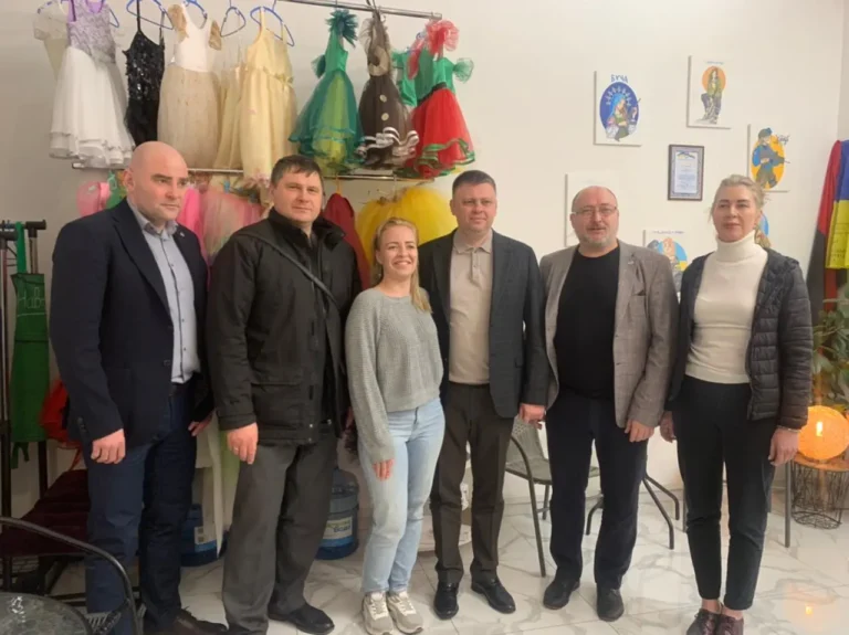 Адаптація ВПО: на Київщині працевлаштовують та надають мікрогранти переселенцям