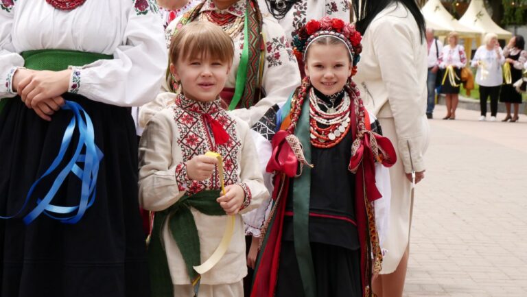 У Всесвітній день вишиванки на Вінниччині провели флешмоб на підтримку Збройних Сил України