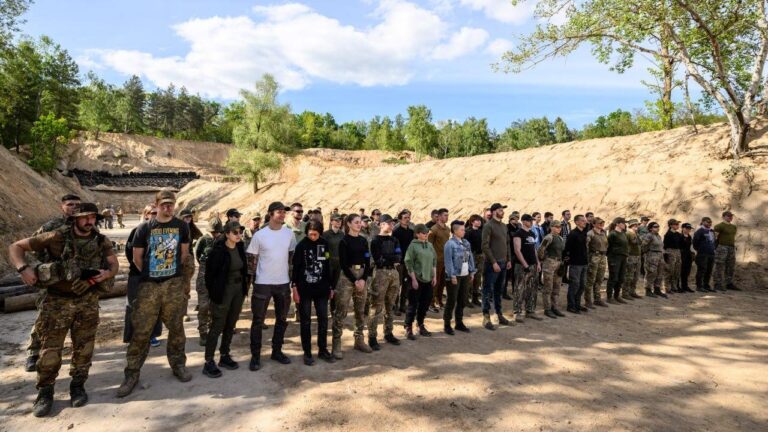 Майже 100 мешканців Київщини успішно пройшли семитижневий базовий курс підготовки цивільних до нацспротиву