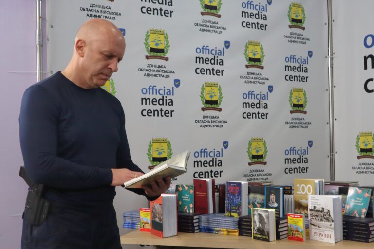 Громади Донеччини отримали понад тисячу книжок українських авторів 