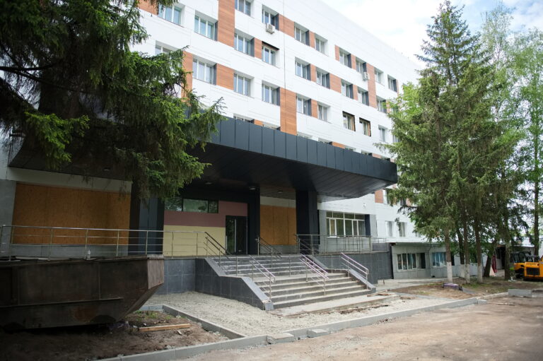 На Харківщині відновлять до кінця літа пошкоджену від обстрілів обласну дитячу лікарню 