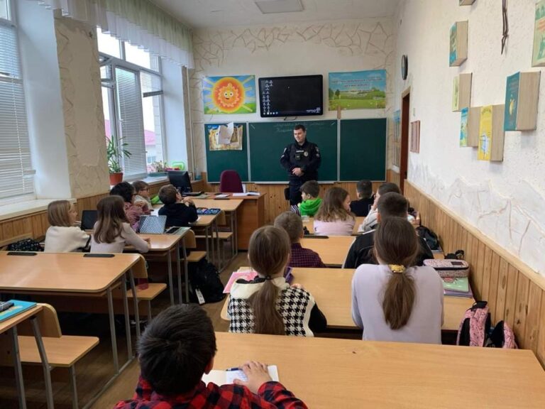 На Київщині ще в 94 школах працюватимуть офіцери служби освітньої безпеки 