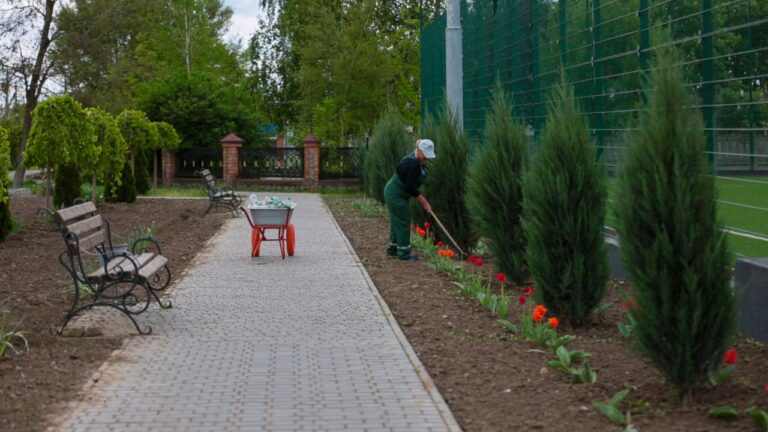 «Фізично можна витримати все, а психологічно – дуже важко»: як громада на Нікопольщині живе зі статусом зони бойових дій