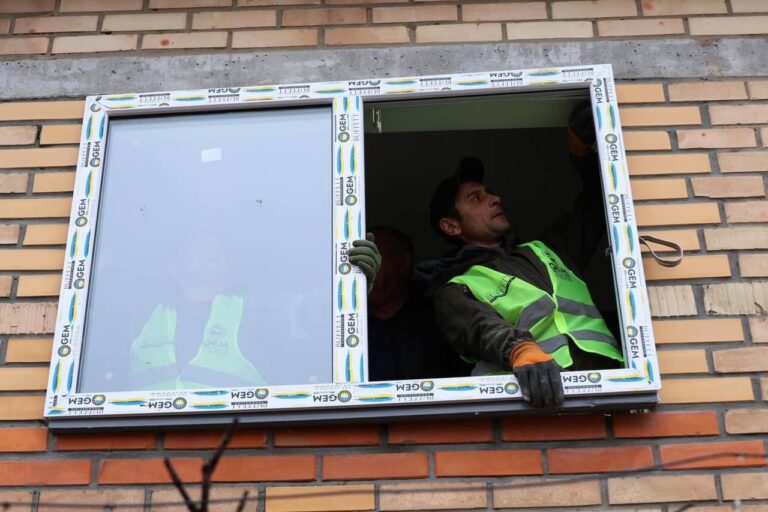 На Київщині завдяки міжнародним партнерам вже встановили майже 15 тисяч вікон у пошкоджених росіянами об’єктах