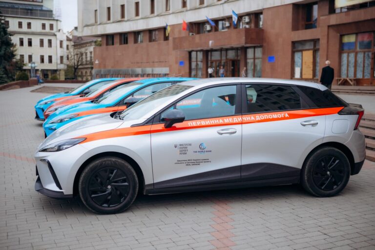 Чотири заклади охорони здоров’я Прикарпаття поповнилися новими електромобілями
