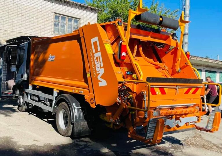 Васильківська громада отримала сучасний сміттєвоз від програми DOBRE