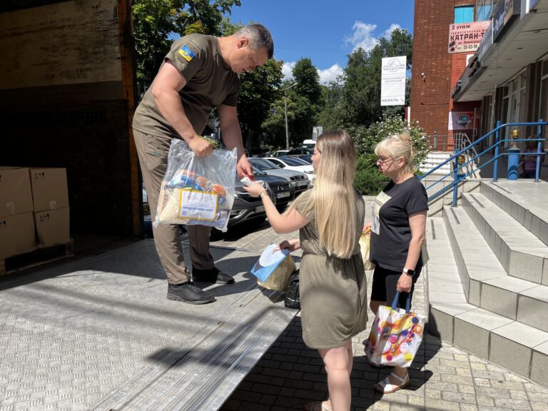 Бердянська міська державна адміністрація передала гуманітарну допомогу переселенцям у Дніпрі