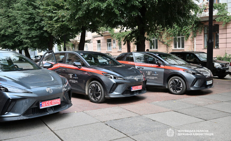 Три нові легкові електромобілі отримали заклади охорони здоров’я Чернівецької області.