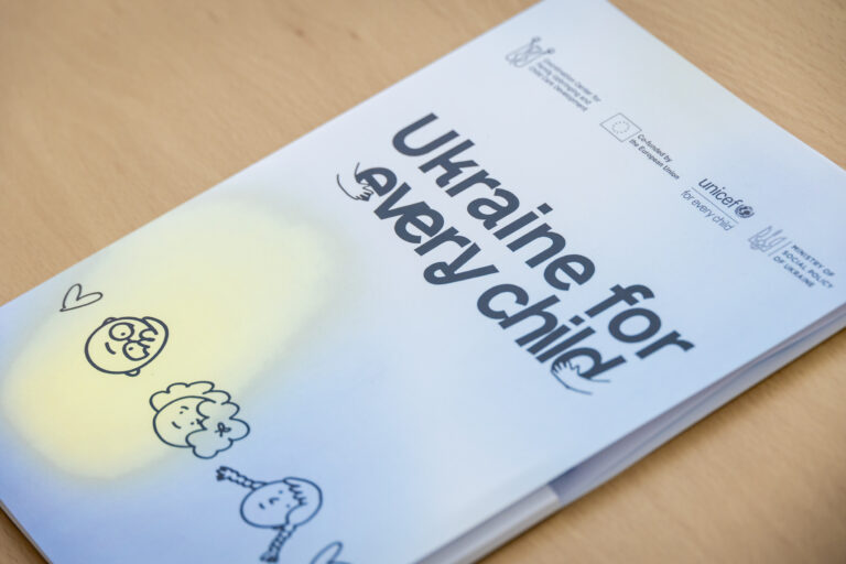 На Дніпропетровщині запрацювала гаряча лінія для охочих взяти у родину дитину