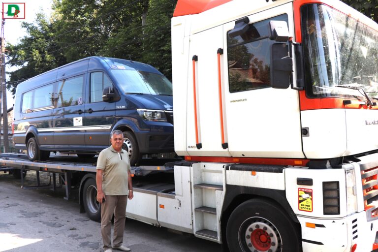Ще дві громади Дніпропетровщини отримали спеціальні авто для перевезення маломобільних людей