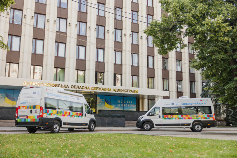 Три громади Дніпропетровщини отримали мобільні ЦНАПи