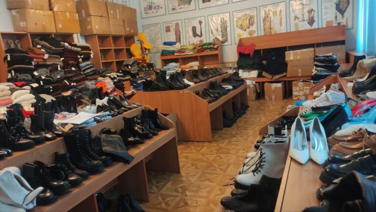 Родини ВПО Великобілозерської громади Запорізької області отримали одяг та взуття від благодійників