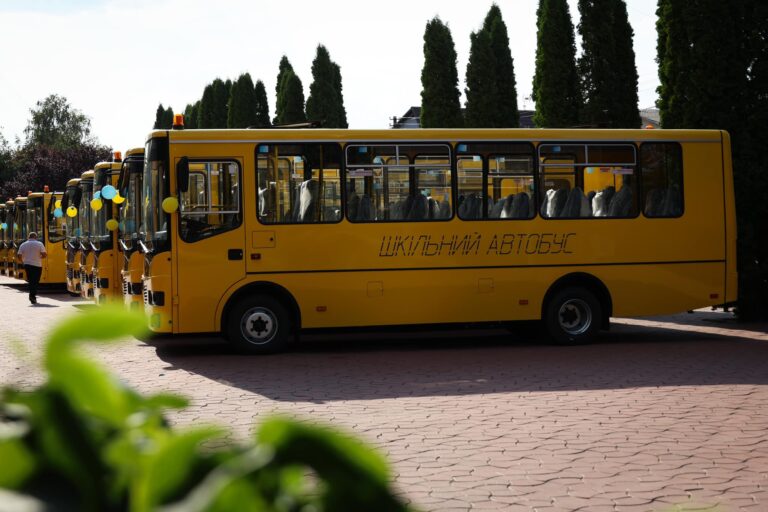 10 громад Київщини отримали нові шкільні автобуси