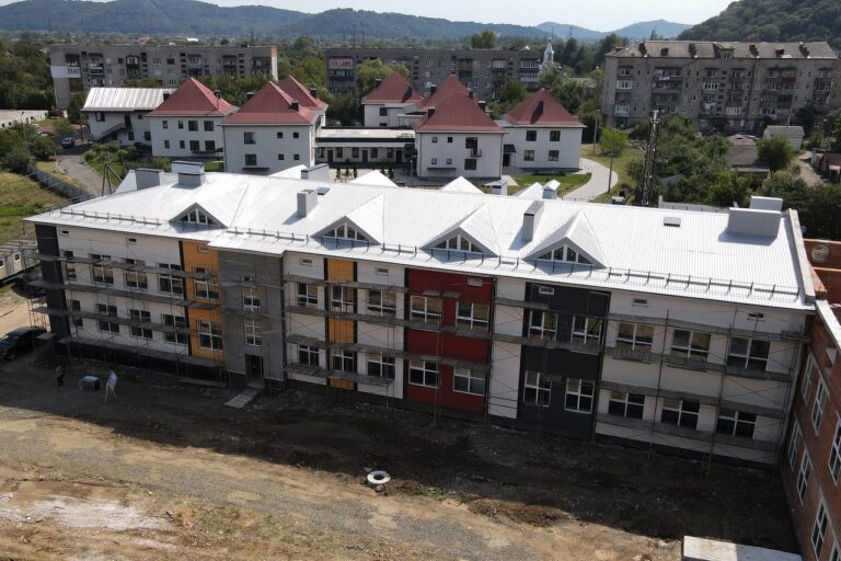На Закарпатті для місцевих дітей і ВПО будують нову школу
