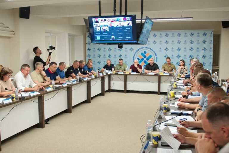 Розмінування, шкільні укриття та майбутня зима стали ключовими темами регіонального Конгресу на Харківщині
