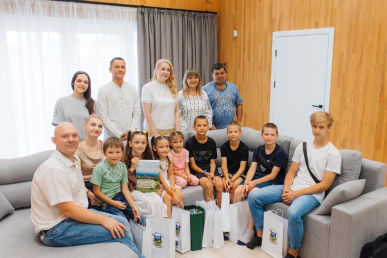 За підтримки першої леді Олени Зеленської дві великі прийомні родини отримали житло