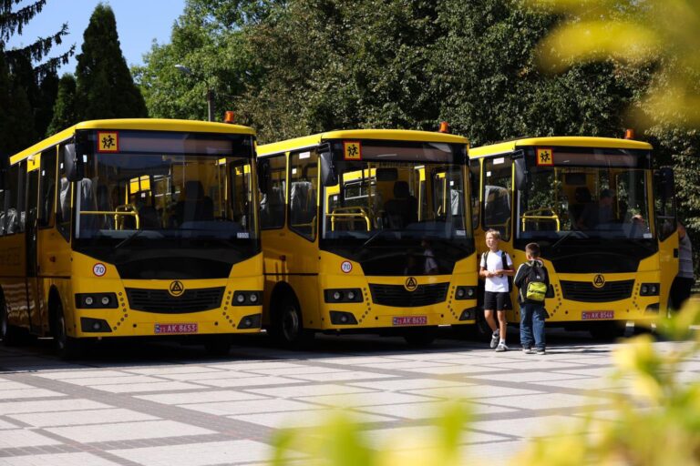 Ще 10 шкільних автобусів отримали громади Київщини