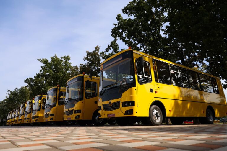 10 громад Київщини отримали чергову партію шкільних автобусів