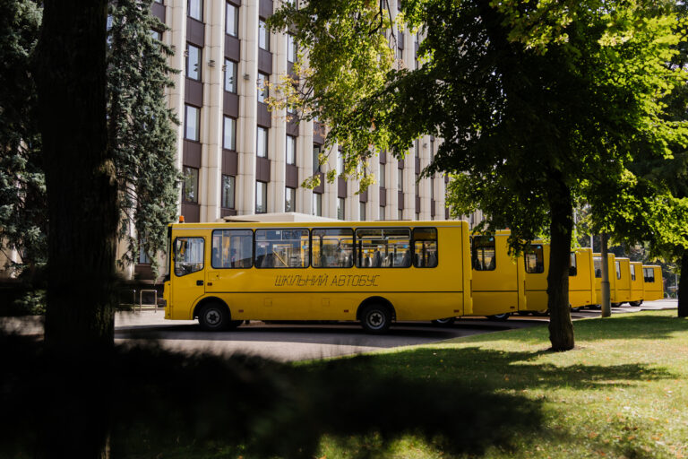 Громади Дніпропетровщини отримали чергову партію шкільних автобусів