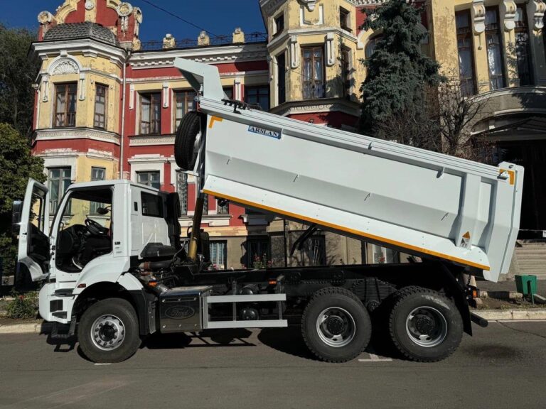 На Харківщині USAID забезпечили громаду сучасним вантажним автомобілем