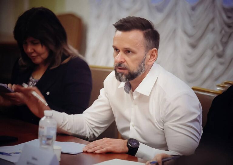 У пріоритеті – підтримка ВПО: Віктор Микита провів нараду, присвячену викликам та шляхам розв’язання проблем переселенців
