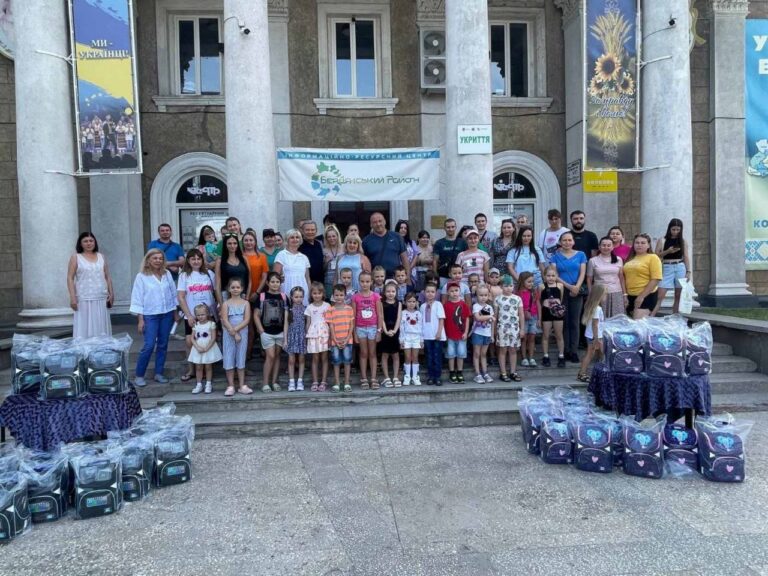 Першокласники Бердянської громади отримали приємні та корисні подарунки до Дня знань