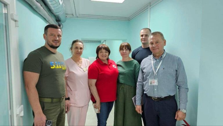 Український Червоний Хрест за підтримки міжнародних партнерів відремонтував укриття в одній із лікарень Херсона. 