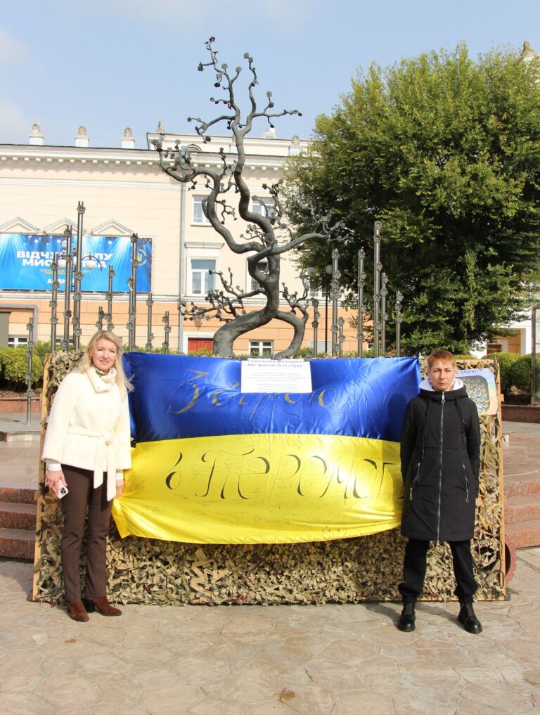 На Вінниччині до Дня захисників та захисниць України презентували фотопроєкт «Що тримаю біля серця»