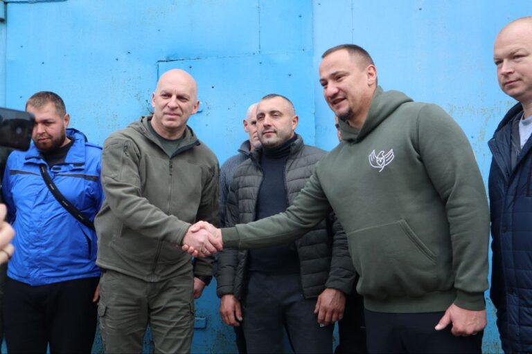На Донеччині благодійники разом з очільником області оглянули будівництво чергової свердловини