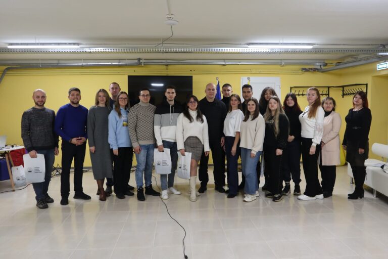 Про актуальні проблеми Донеччини говорила ініціативна молодь з очільником регіону.