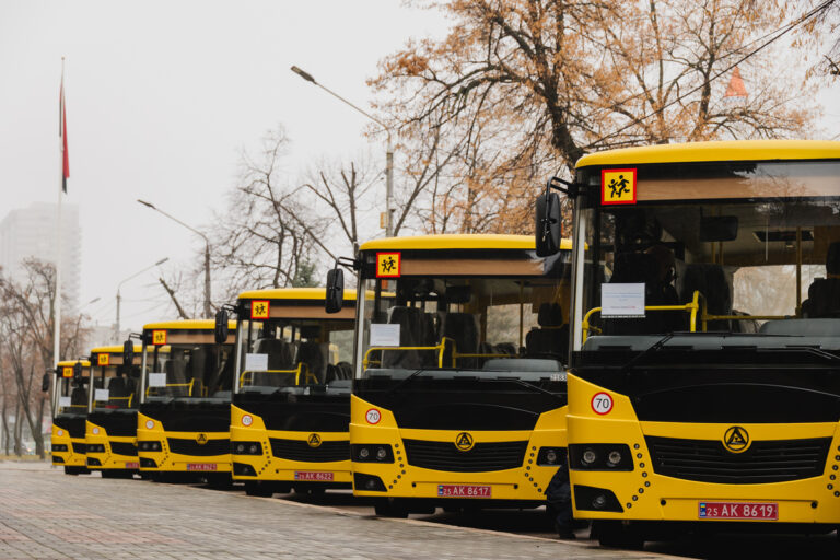 Громадам Дніпропетровщини передали ще сім нових шкільних автобусів