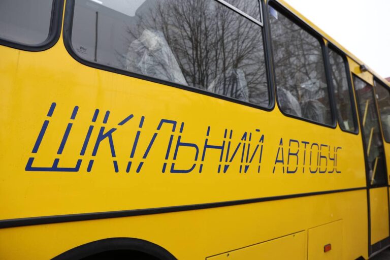 Громадам Вінниччини передали ще шість нових шкільних автобусів