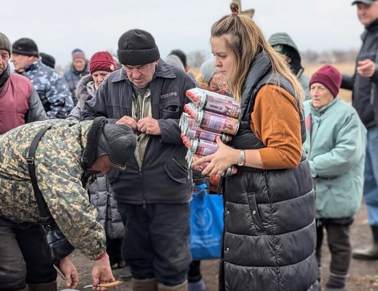 На Донеччині жителям прифронтових сіл Комарської громади привезли портативні газові плити