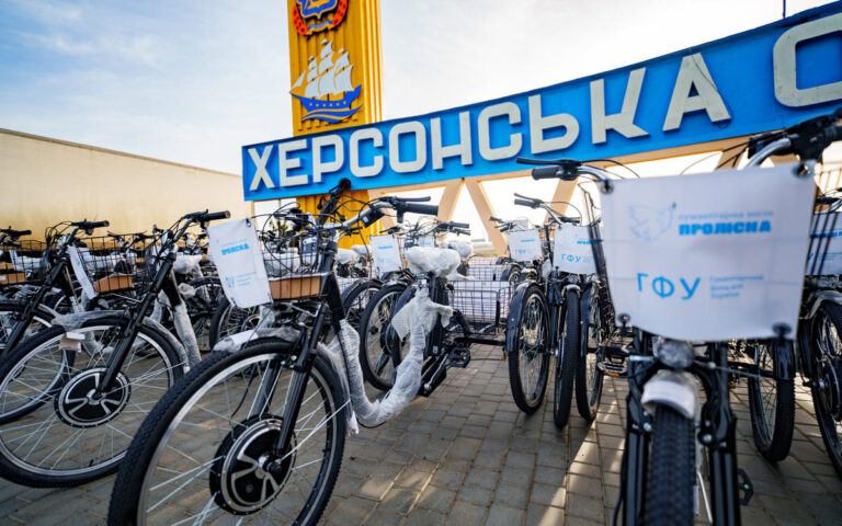 Соціальні працівники Херсонщини отримали сорок велосипедів від благодійників.