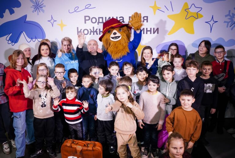 Родина для кожної дитини: до Полтави завітало ведмежа Паддінгтон