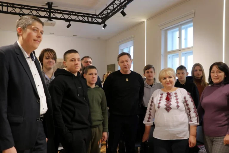 «Пліч-о-пліч згуртовані громади». Діти з прифронтової Миколаївщини завітали у Львівську ОВА з колядою