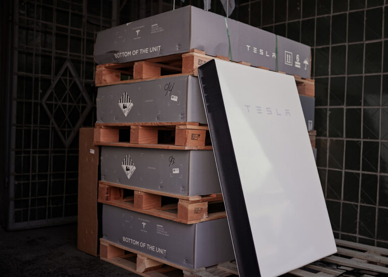 Медзакладам Харківщини передали системи Tesla Powerwall, комп’ютерне обладнання та ліки