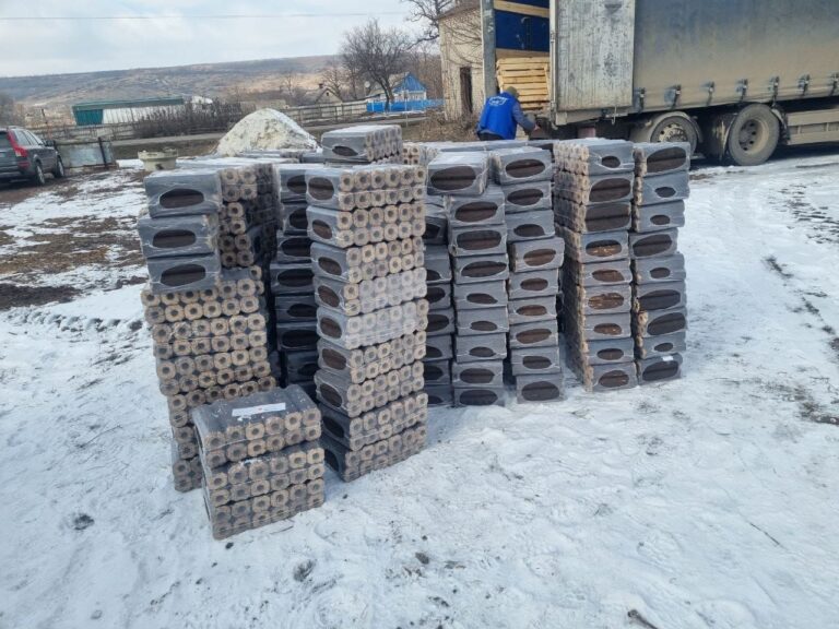 Майже 900 тонн паливних брикетів та понад 324 тонни гуманітарної допомоги передали громадам Донеччини